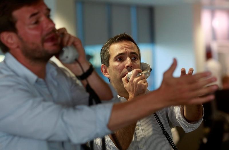 © Reuters. Traders from BGC, a global brokerage company in London's Canary Wharf financial centre react as European stock markets open