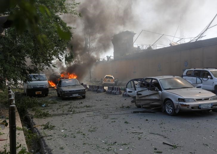 © Reuters. مسؤول بقطاع الصحة: 80 قتيلا على الأقل و350 مصابا في انفجار كابول