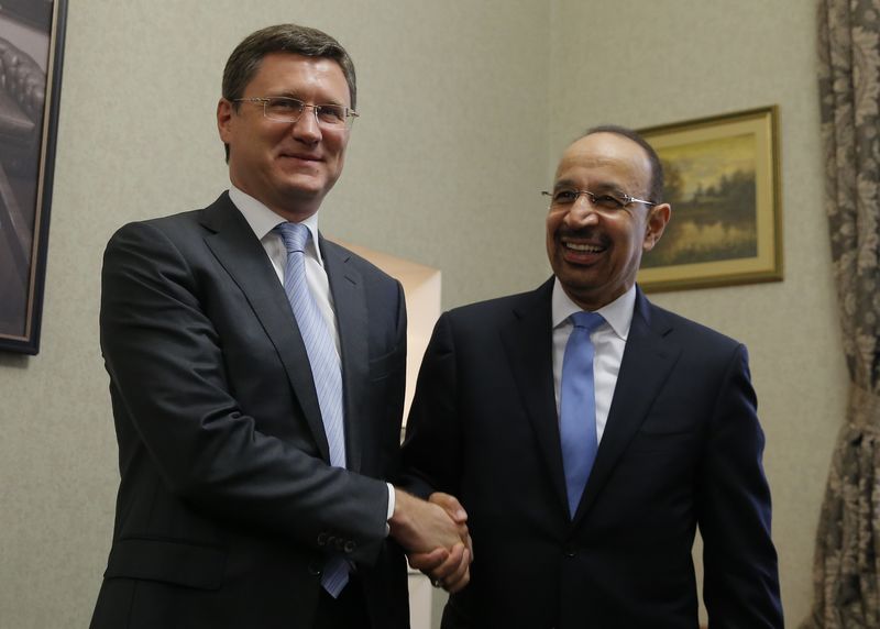 © Reuters. Russian Energy Minister Novak and Saudi Arabian Energy Minister al-Falih shake hands ahead of a meeting in Moscow