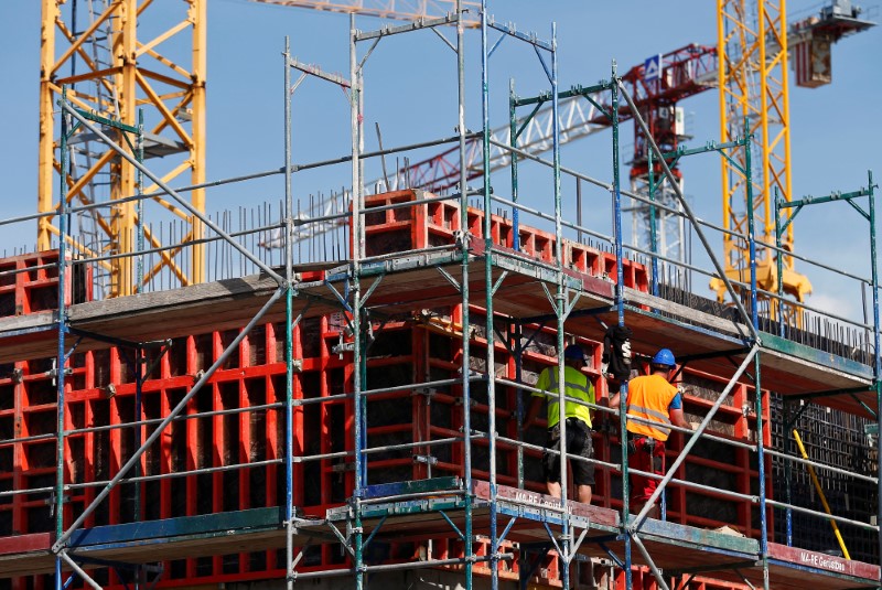 © Reuters. Construction workers prepare concrete formworks in Berlin