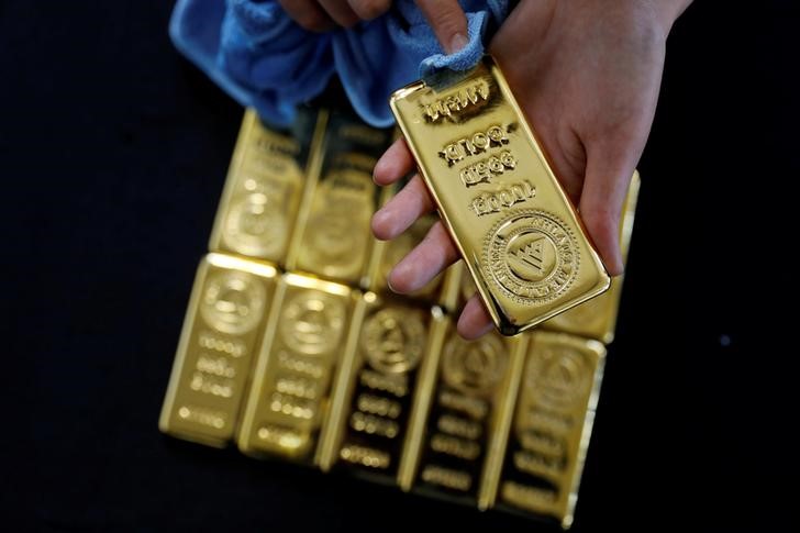 © Reuters. Слитки золота на заводе Ahlatci Metal в Чоруме, Турция