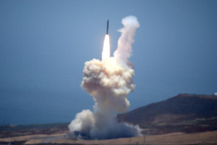 © Reuters. The Ground-based Midcourse Defense (GMD) element of the U.S. ballistic missile defense system launches during a flight test from Vandenberg Air Force Base