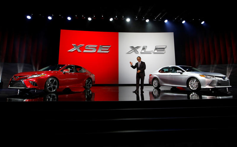 © Reuters. FILE PHOTO : Toyota's Toyoda introduces the 2018 Camry XSE and XLE during the North American International Auto Show in Detroit