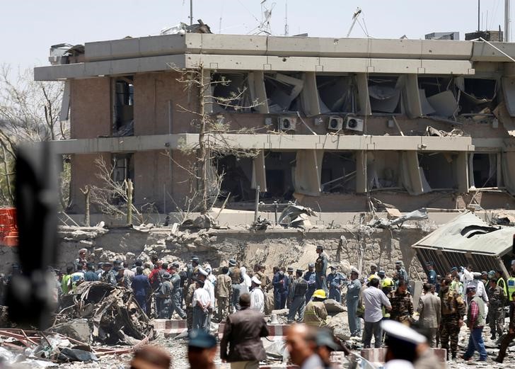 © Reuters. Autoridades afegãs inspecionam lado de fora de embaixada da Alemanha após explosão em Cabul