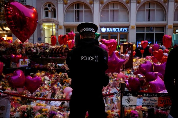 © Reuters. Policial observa homenagem à vítimas do ataque na Arena de Manchester, na Inglaterra