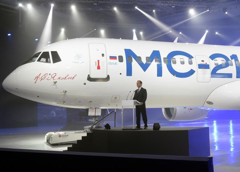 © Reuters. Russian Prime Minister Medvedev attends ceremony to present Irkut MC-21 jet airliner in Irkutsk