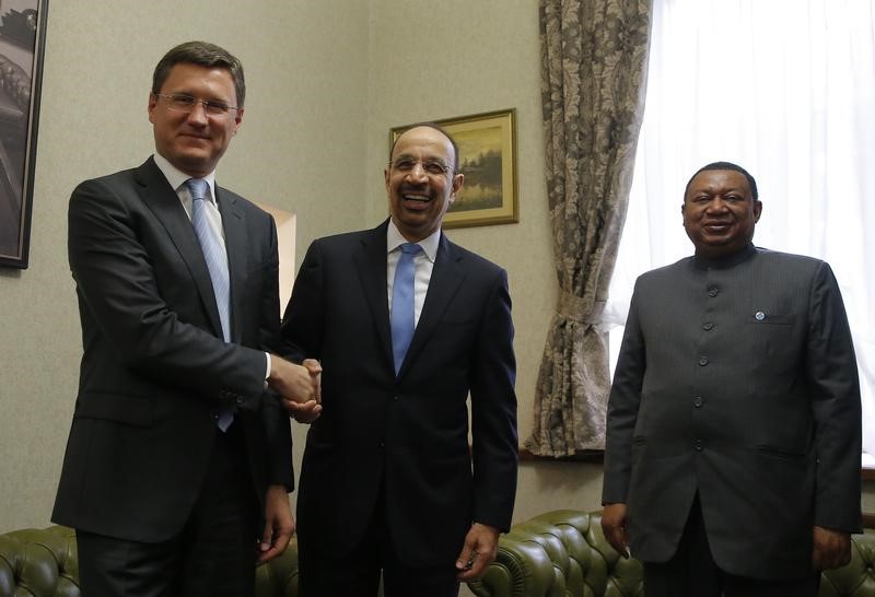 © Reuters. Министр энергетики РФ Александр Новак (слева), министр энергетики Саудовской Аравии Халид аль-Фалих (в центре) и глава ОПЕК Мохаммед Баркиндо на встрече в Москве
