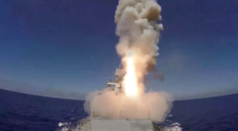 © Reuters. Imagem retirada de um vídeo mostra lançamento de míssil por um navio de guerra russo contra alvos do Estado Islâmico