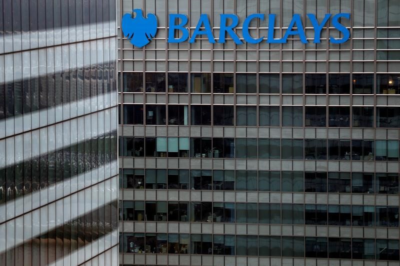 © Reuters. A Barclays bank building is seen at Canary Wharf in London