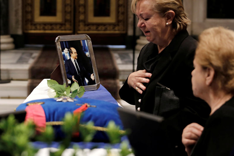 © Reuters. Mourners stay next to the flag-draped coffin of former Greek Prime Minister Constantine Mitsotakis inside the Athens Metropolitan Cathedral in Athens