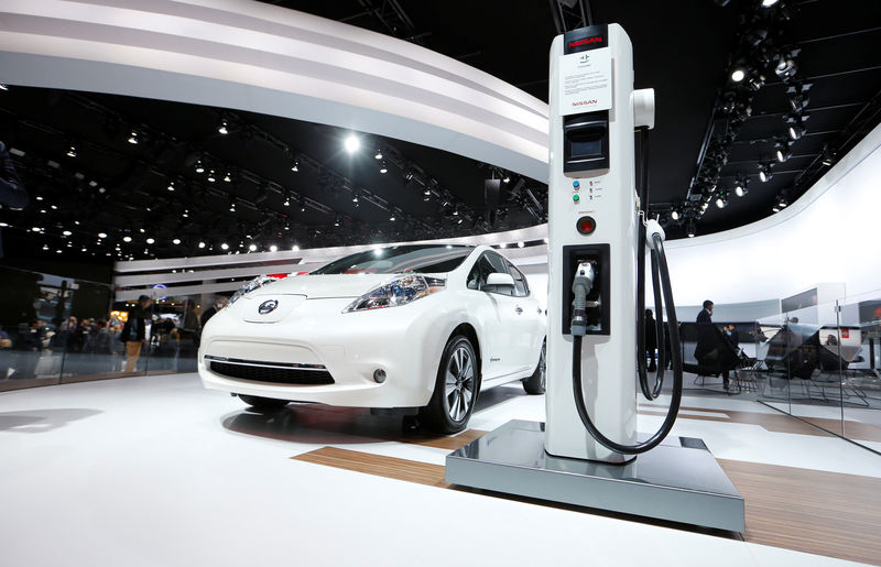 © Reuters. FILE PHOTO: A Nissan Leaf electric car is displayed at the North American International Auto Show in Detroit