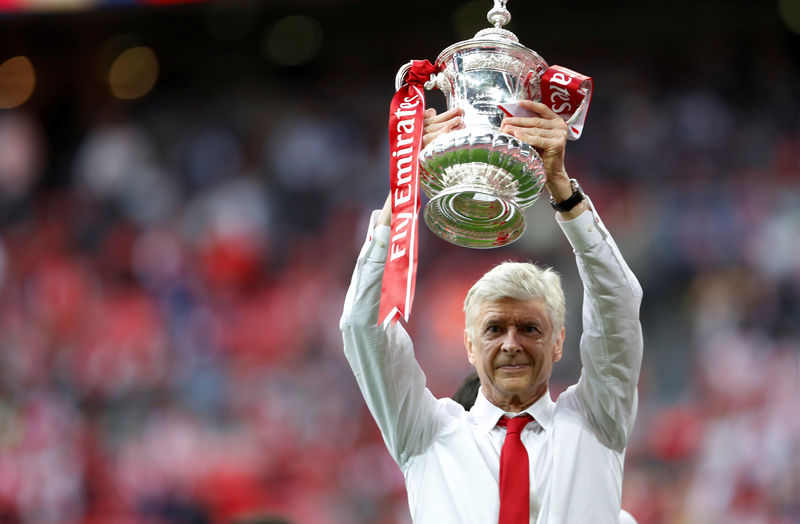 © Reuters. El técnico del Arsenal celebra con el trofeo de la Copa FA, en el estadio Webley, Inglaterra.