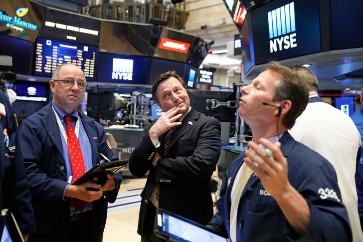 © Reuters. Traders work on the floor of the NYSE in New York