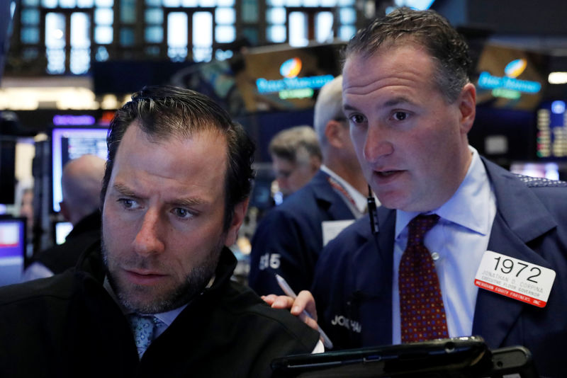 © Reuters. Traders work on the floor of the NYSE in New York