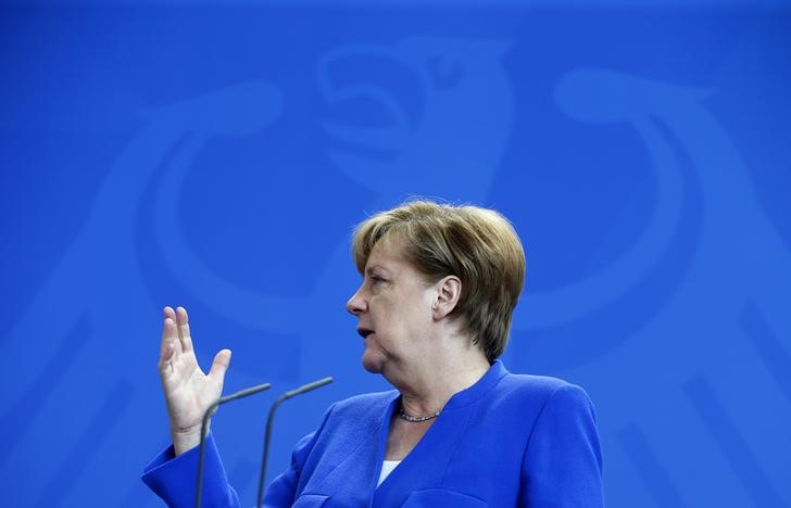 © Reuters. German Chancellor Merkel speaks during a joint news conference with Indian Prime Minister Modi at the Chancellery in Berlin