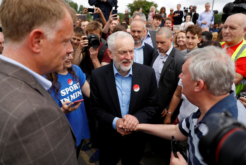 © Reuters. Corbyn participará en debate mientras reduce brecha con conservadores de May
