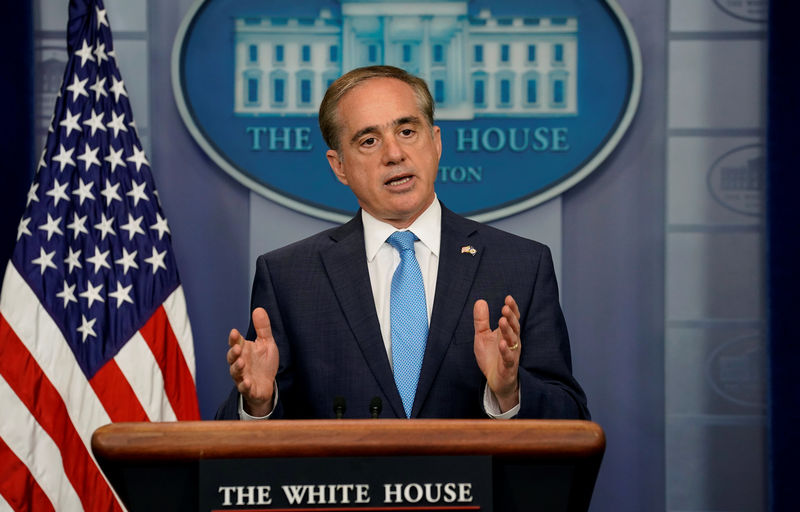 © Reuters. Veterans Affairs Secretary David Shulkin speaks in Washington