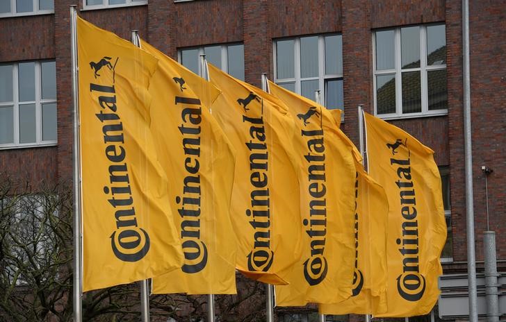 © Reuters. Bandeiras da Continental em conferência anual em Hanover, Alemanha