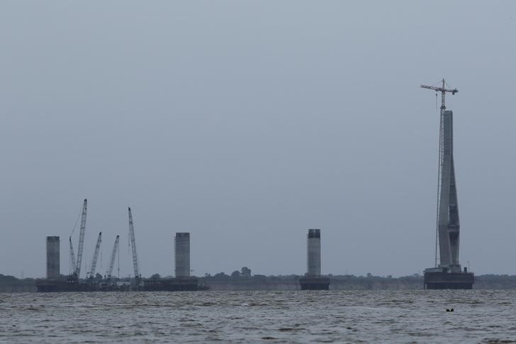 © Reuters. Vista das obras paralizadas da ponte de Caicara del Orinoco