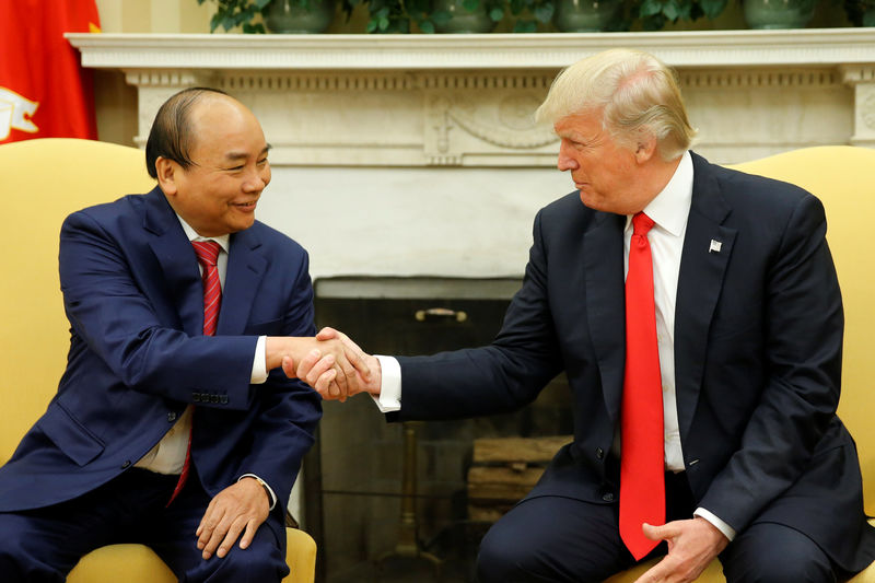 © Reuters. Trump welcomes Vietnam's Prime Minister Nguyen at the White House in Washington