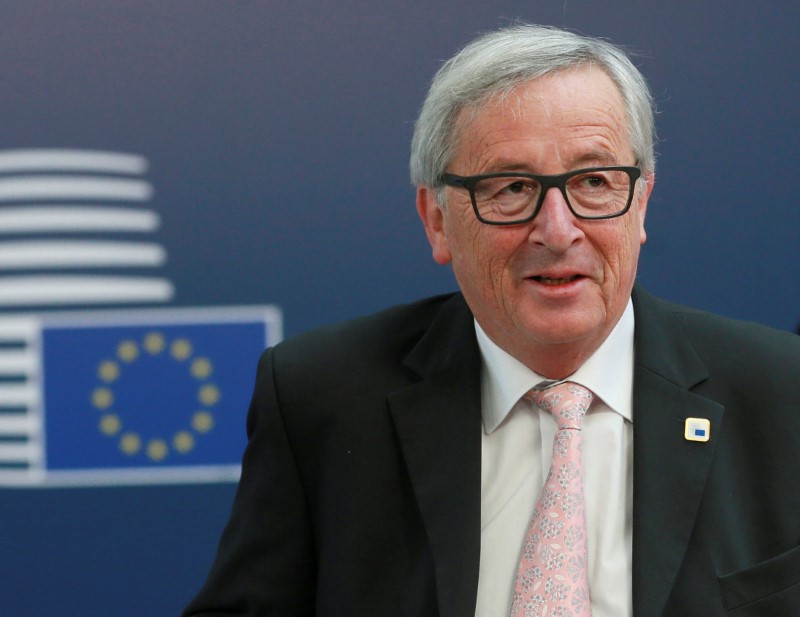 © Reuters. FILE PHOTO: European Commission President Jean-Claude Juncker arrives at the EU summit in Brussels