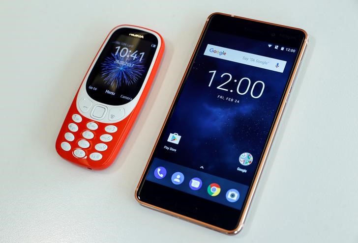 © Reuters. Nokia 3310 e Nokia 6 em loja de Londres