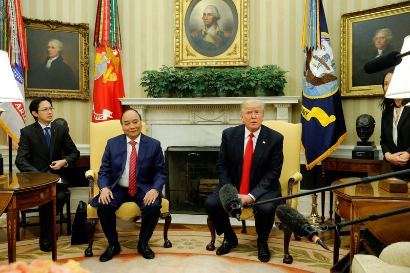 © Reuters. U.S. President Donald Trump welcomes Vietnam's Prime Minister Nguyen Xuan Phuc at the White House in Washington