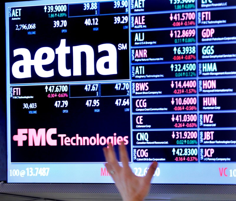 © Reuters. FILE PHOTO: A trader points up at a display on the floor of the New York Stock Exchange