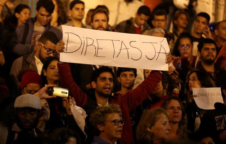 © Reuters. Manifestantes no Rio de Janeiro pedem eleições diretas já