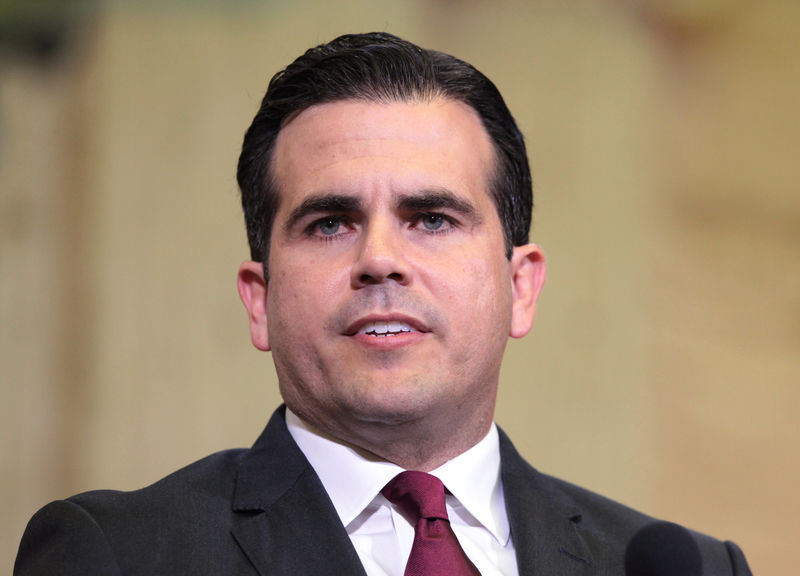 © Reuters. Puerto Rico Governor Ricardo Rossello addresses the audience while presenting the U.S. territory's $9.6 billion budget for fiscal 2018 at the Legislative Assembly in San Juan