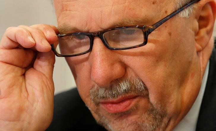 © Reuters. ECB Governing Council member Nowotny adjusts his glasses during a news conference in Vienna