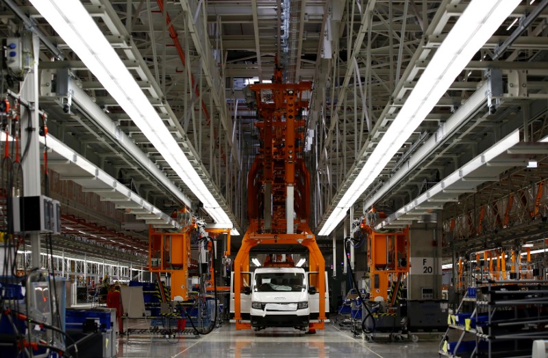 © Reuters. A new Volkswagen Crafter production line is seen at the newly opened Volkswagen factory in Wrzesnia near Poznan