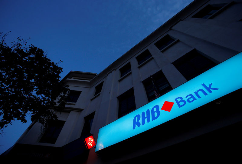 © Reuters. FILE PHOTO: Malaysia's RHB Bank logo is seen at its branch in Kuala Lumpur