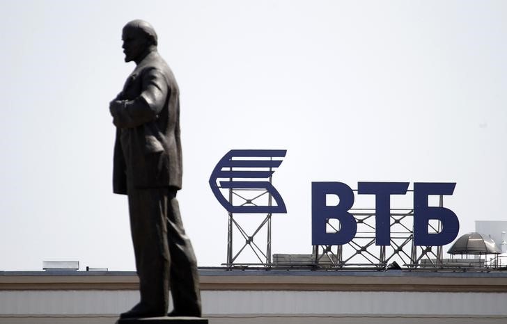 © Reuters. The logo of VTB Bank is pictured past a monument of Lenin in central Stavropol