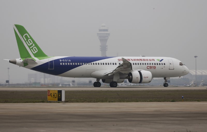 © Reuters. China's home-grown C919 passenger jet lands during its first flight at Pudong International Airport in Shanghai