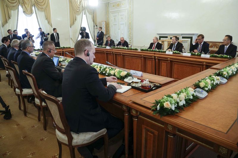 © Reuters. Russian President Putin attends a meeting with representatives of international news agencies in St. Petersburg