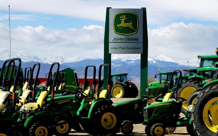 © Reuters. John Deere tractors are seen for sale at a dealer in Longmont