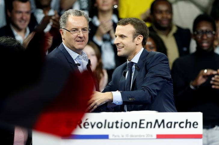 © Reuters. Presidente da França, Emmanuel Macron, com o ministro Richard Ferrand, em evento de campanha em Paris