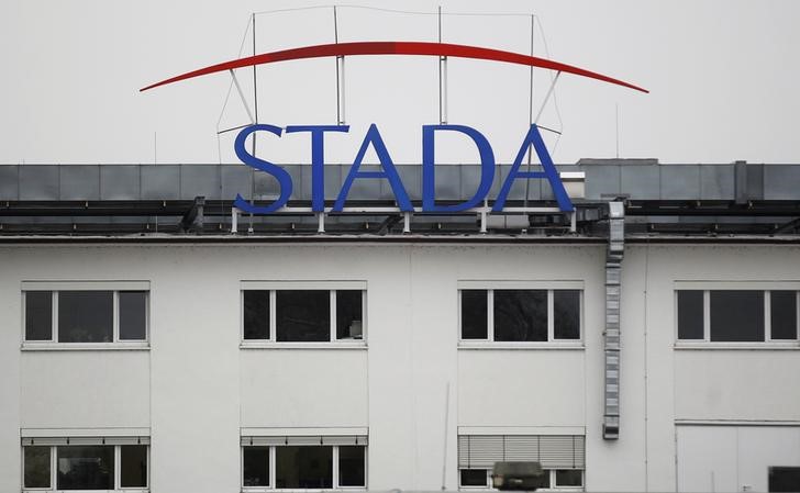 © Reuters. FILE PHOTO: Logo of the pharmaceutical company Stada Arzneimittel AG is pictured at its headquarters in Bad Vilbel