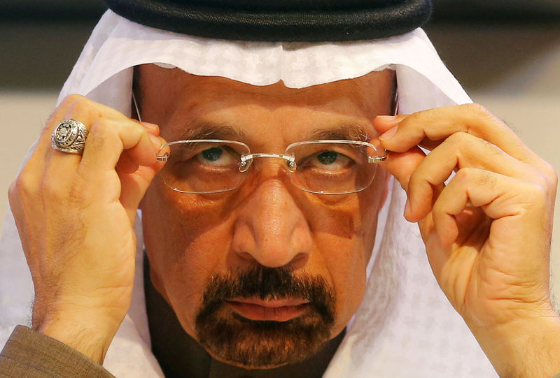 © Reuters. FILE PHOTO: Saudi Arabia's energy minister Khalid al-Falih adjusts his glasses during a news conference after an OPEC meeting in Vienna