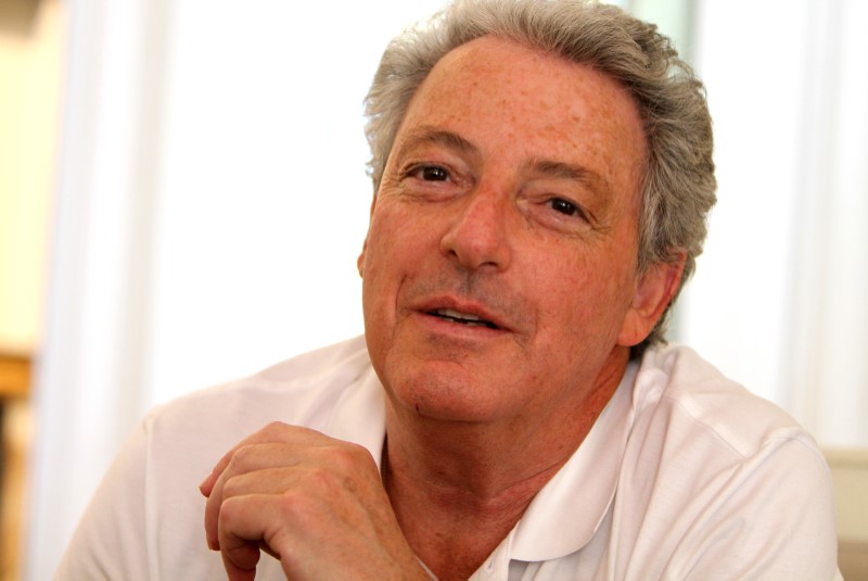 © Reuters. Michael Roth, CEO of Interpublic, speaks during an interview with Reuters at the Cannes Lions 2010 International Advertising Festival in Cannes