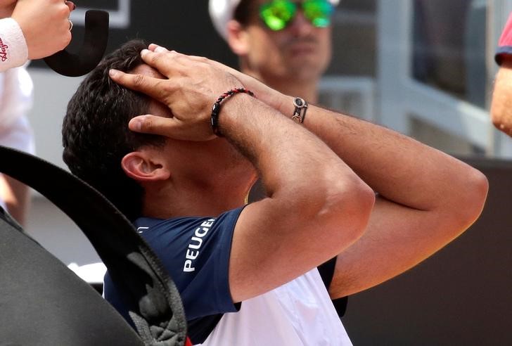 © Reuters. Almagro se retira del Abierto de Francia entre lágrimas