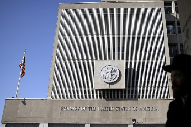 © Reuters. FILE PHOTO - The front of the U.S. embassy is seen in Tel Aviv