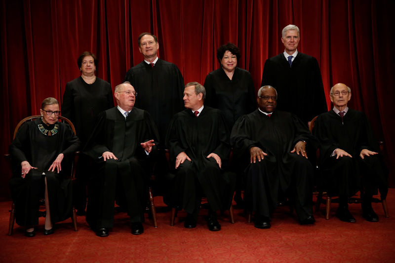 © Reuters. Roberts leads the U.S. Supreme Court in taking a new family photo including Gorsuch, their most recent addition, at the Supreme Court building in Washington