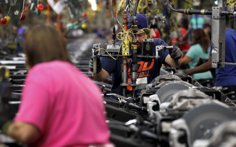 © Reuters. FILE PHOTO: Jacob Bailey conducts assembly on an SUV chassis at the General Motors Assembly Plant in Arlington, Texas