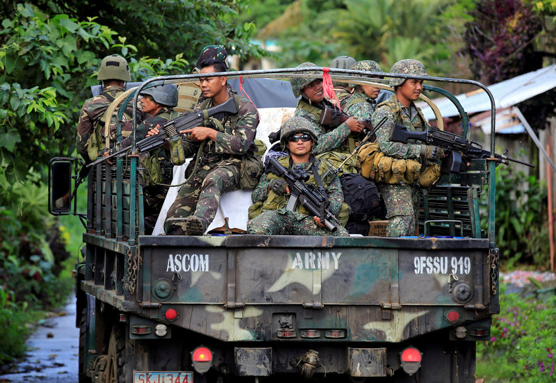 © Reuters. Soldados do governo durante combate com militantes na cidade de Marawi, nas Filipinas