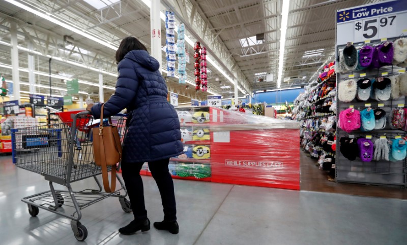 © Reuters. A customer pushes a shopping cart past a Black Friday display at a Walmart store in Chicago