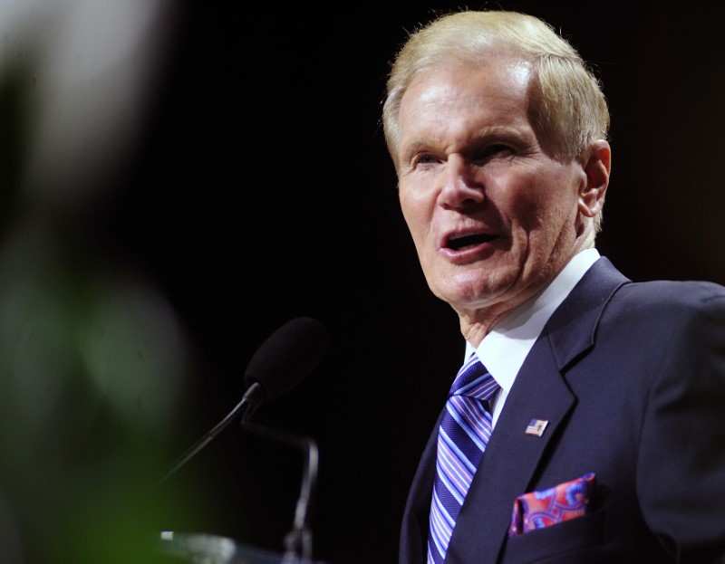 © Reuters. U.S. Senator Bill Nelson speaks to the 2013 NAACP convention in Orlando