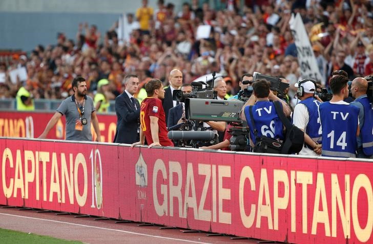 © Reuters. Il saluto del capitano della Roma Francesco Totti