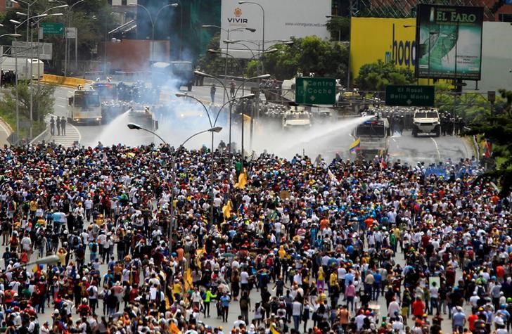 © Reuters. Manifestantes protestam contra Maduro em Caracas